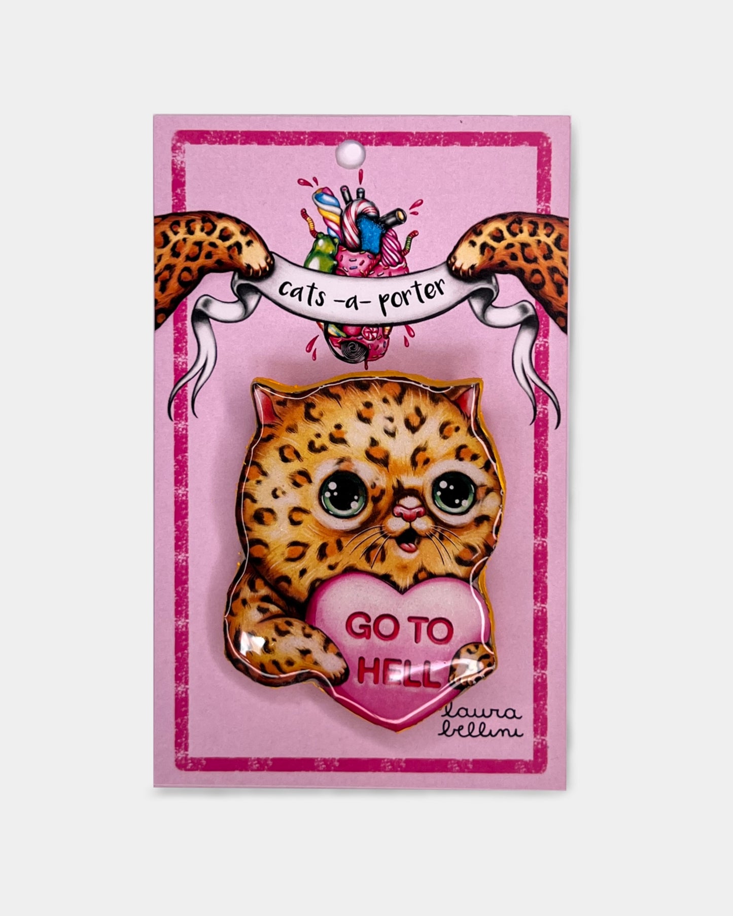 spilla gattino leopardato con cuore rosa e scritta go to hell