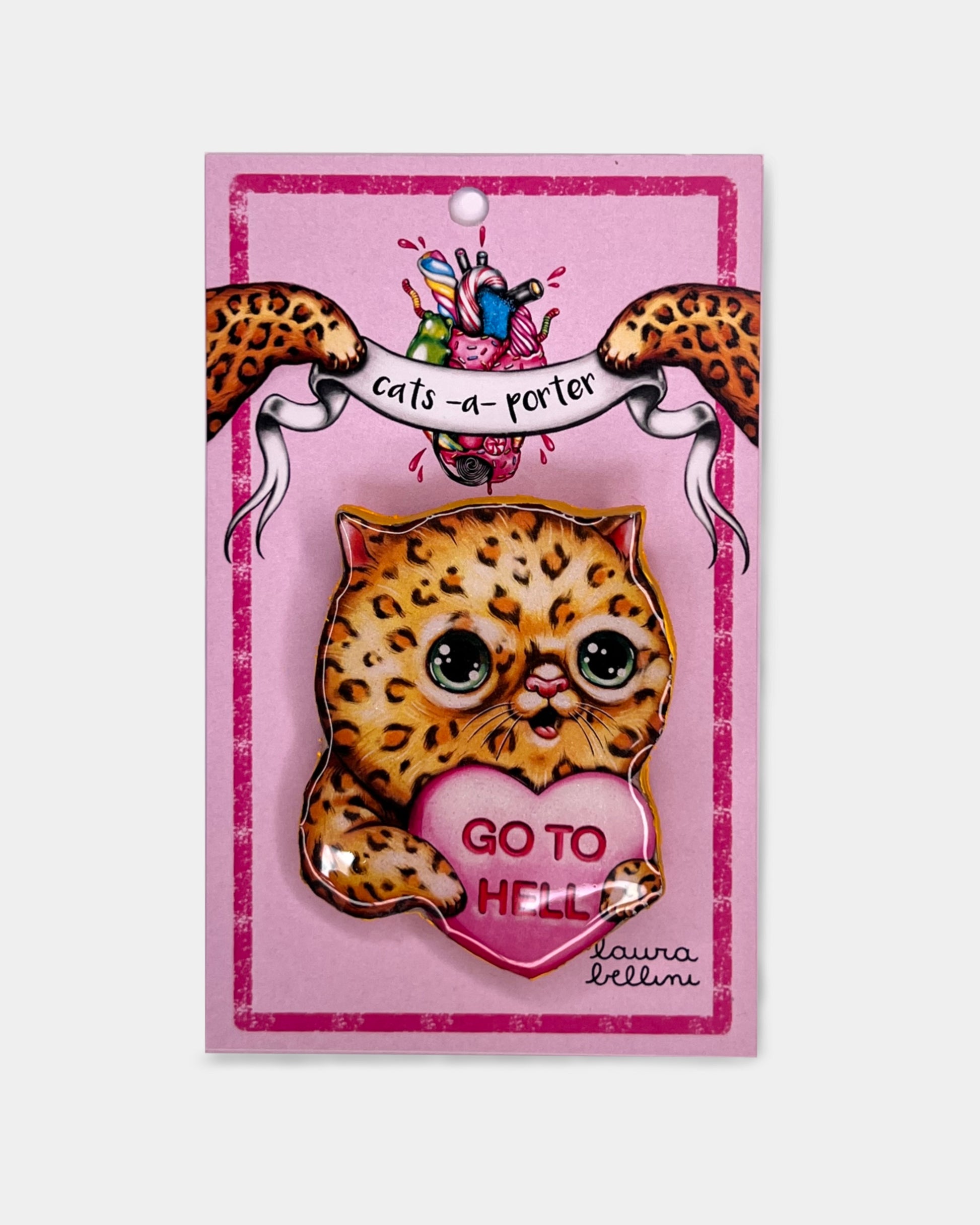 spilla gattino leopardato con cuore rosa e scritta go to hell