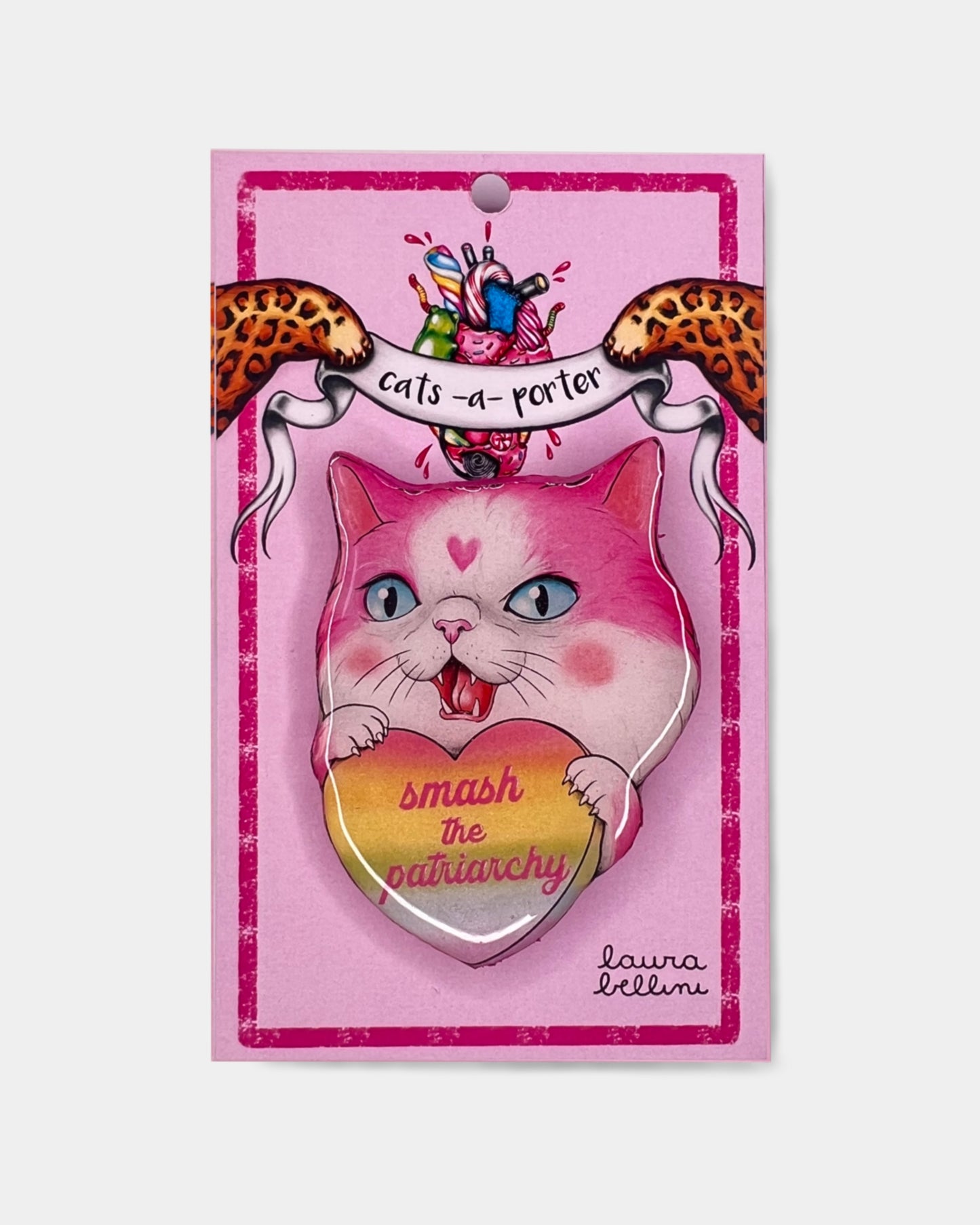 Gatto rosa che tiene un cuore con la scritta smash the patriarchy