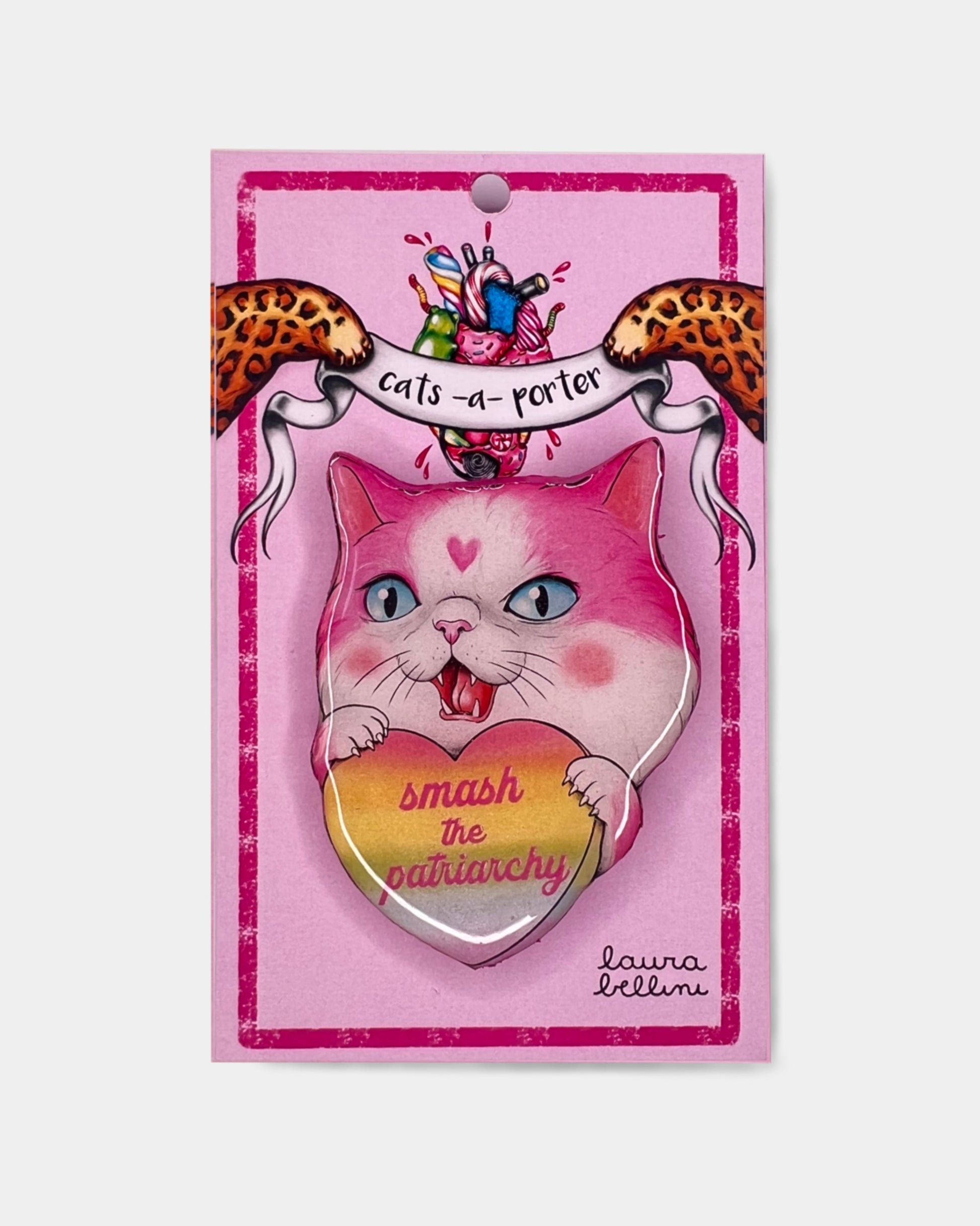 Gatto rosa che tiene un cuore con la scritta smash the patriarchy